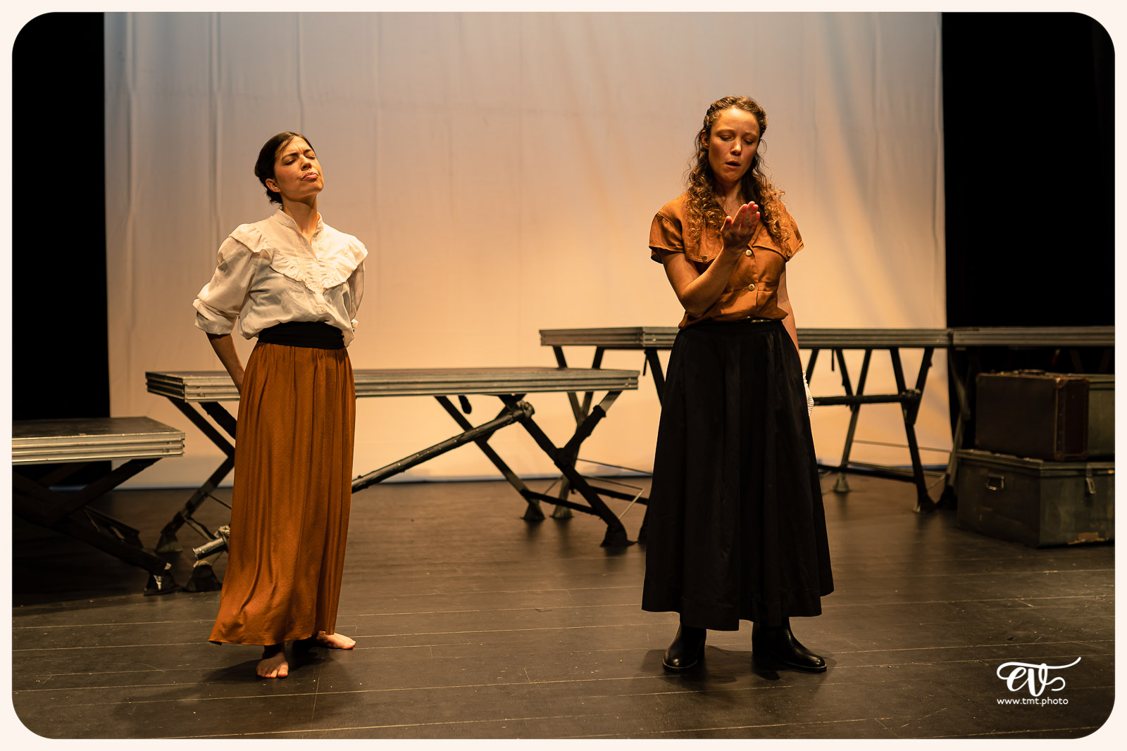 LA MESNIE H. - UN JOUR D'ÉTÉ